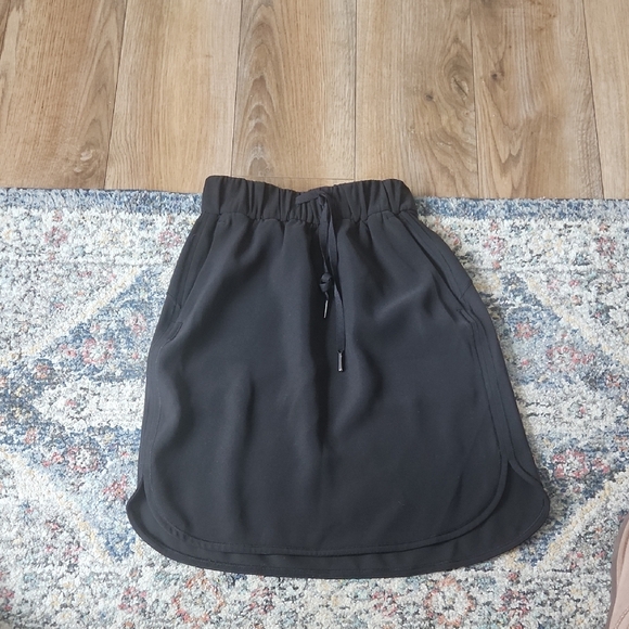 lululemon athletica Dresses & Skirts - Lululemon Hotty Hot High-Rise Skirt *Long Size 0